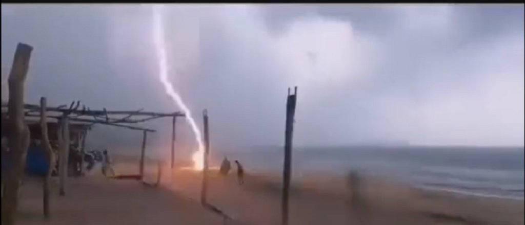 Video: Un rayo mató a dos personas en una paradisíaca playa de México