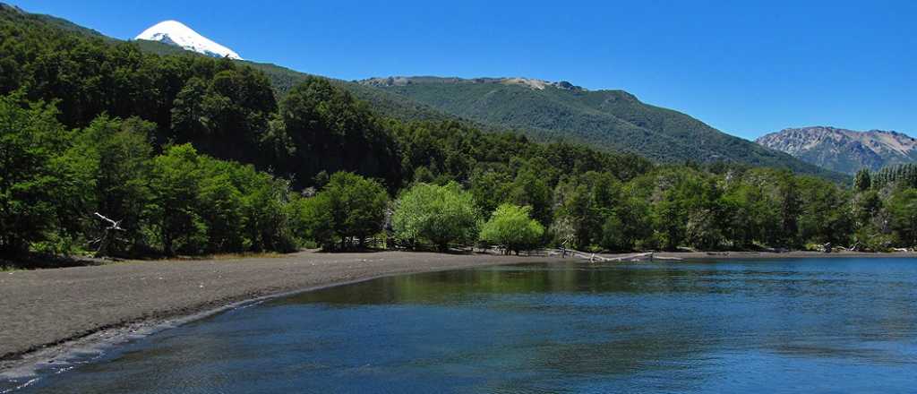 El lago de la Patagonia que tiene playas de arena volcánica