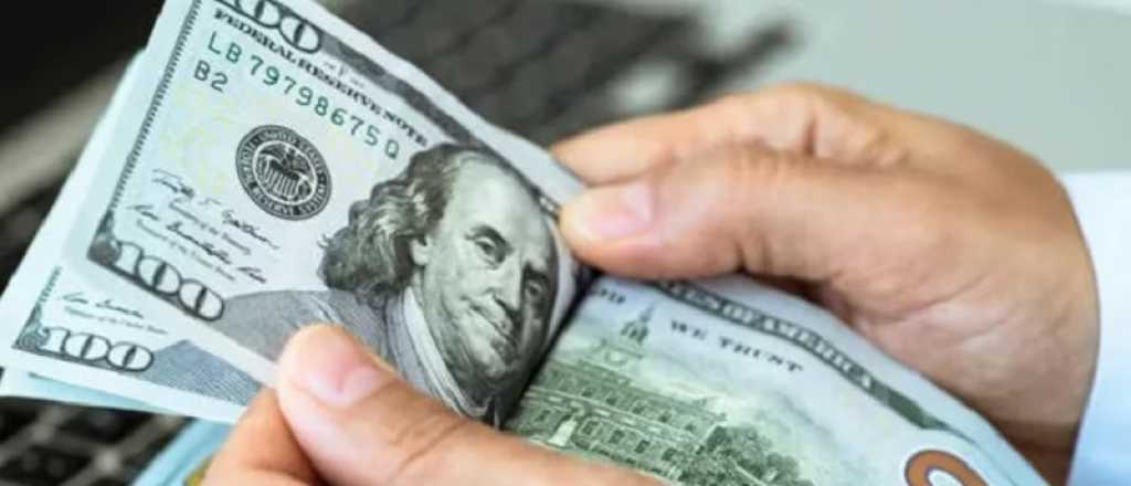 El dólar blue cerró sin cambios este lunes y se cotizó a $745