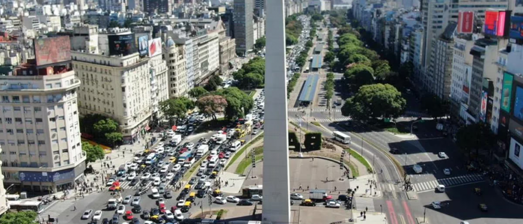 El video que muestra un enorme preservativo siendo colocado en el Obelisco