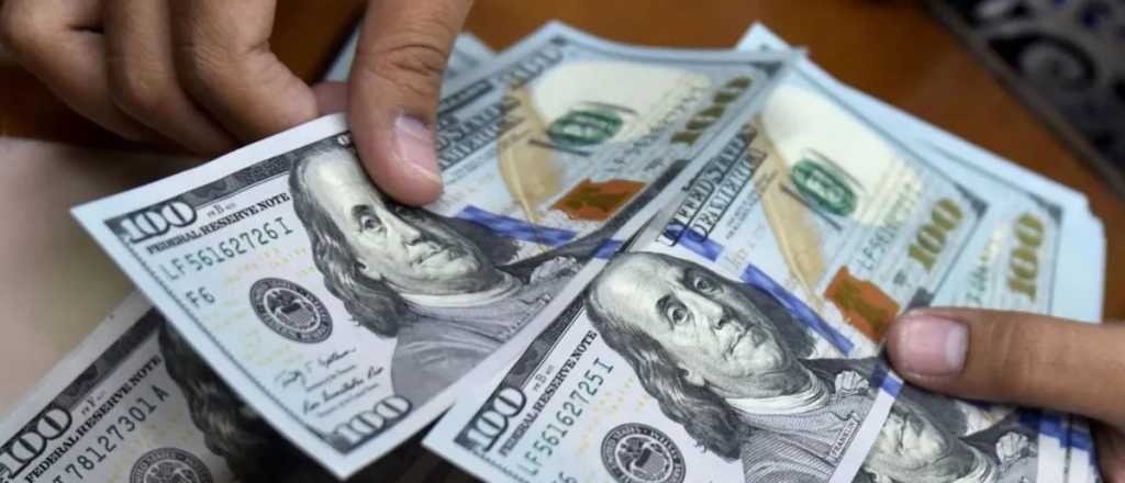 Baja el dólar blue este martes: ¿a cuánto cotiza en Mendoza?