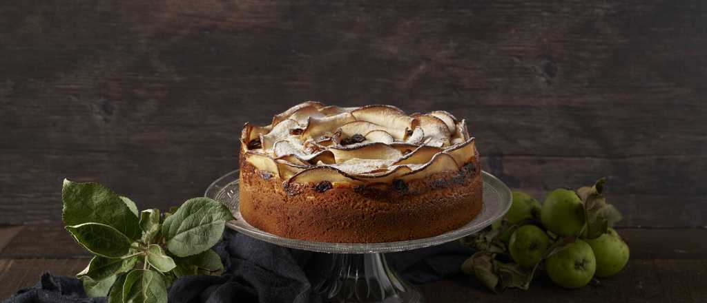 Torta de manzana, crema y pasas: un postre delicioso y rápido