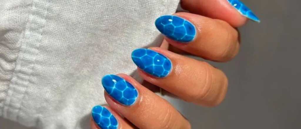 Sumergite en el estilo "pool nails" una tendencia en auge