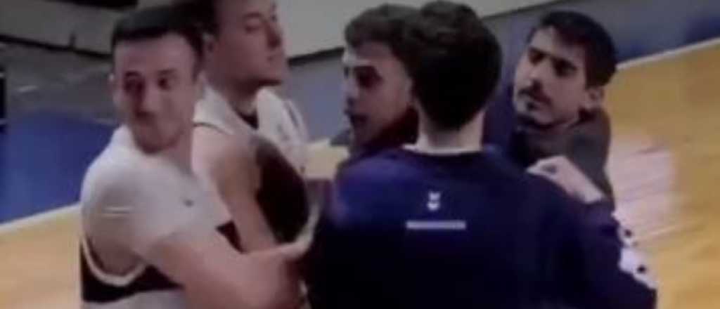 Video: un anciano falleció tras una pelea en un partido de básquet