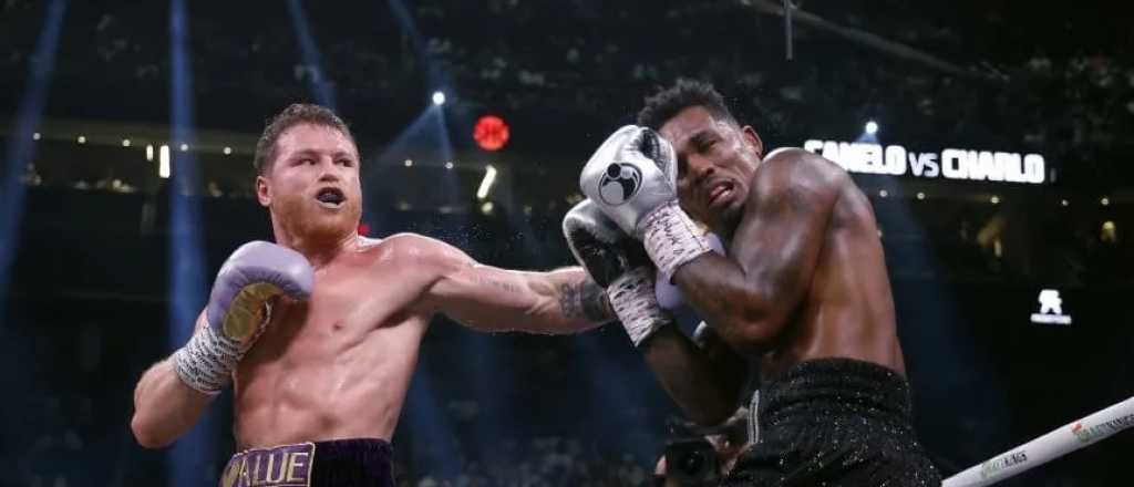 Canelo Álvarez venció a Jermell Charlo y retuvo sus títulos