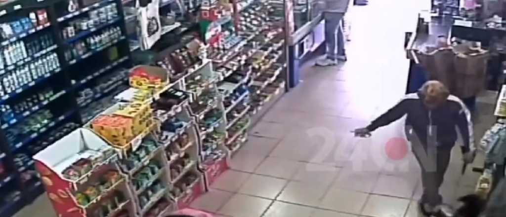 Video: lo noquearon de una patada en la cabeza en un robo