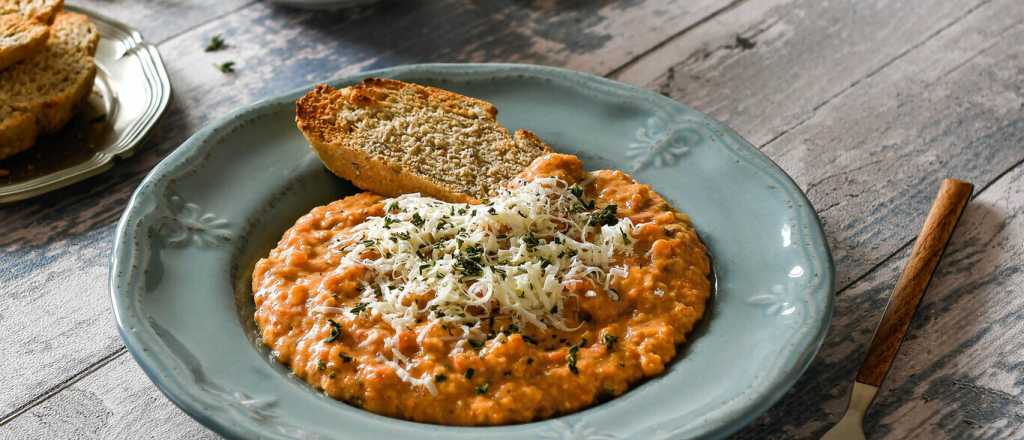 Strapatsada griega: la cremosa delicia de huevo, tomate y queso