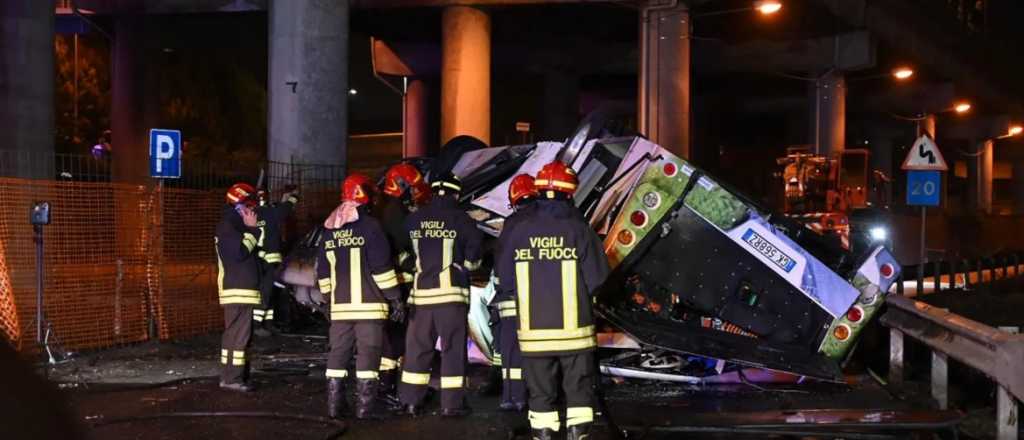 Un colectivo cayó de un puente en Venecia y murieron 21 personas