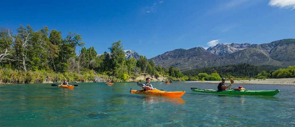 La hermosa laguna de la Patagonia ideal para pescar truchas y hacer kayak