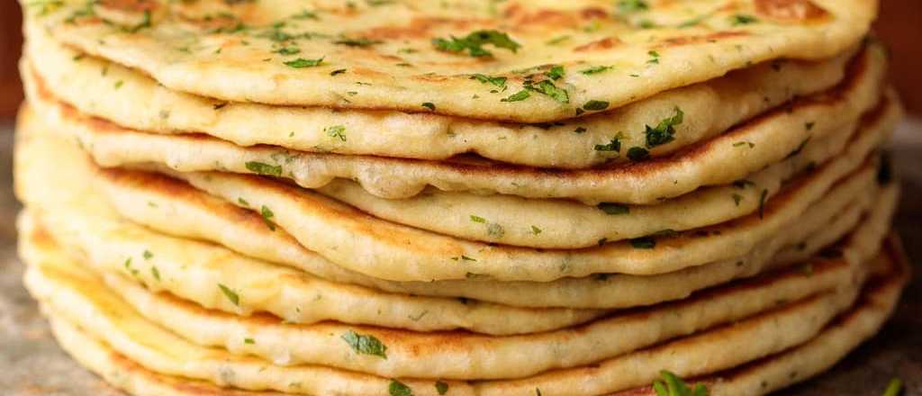 Sencillo con sabor auténtico: pan turco chato con yogur griego