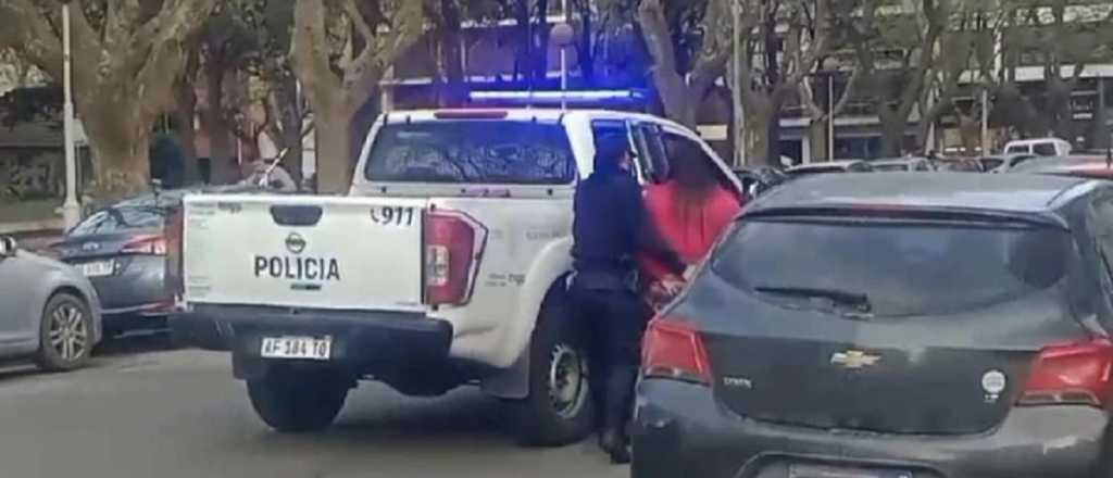 Dejó el auto en doble fila y después atropelló al agente que le hacía la multa