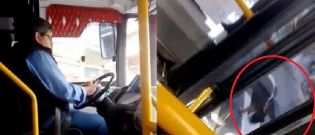 Video: un colectivero chocó a un ciclista por mirar el celular