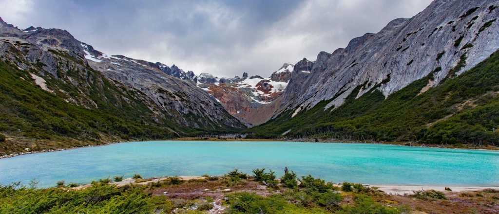 La inmaculada laguna verde esmeralda en Tierra del Fuego: ideal para trekking