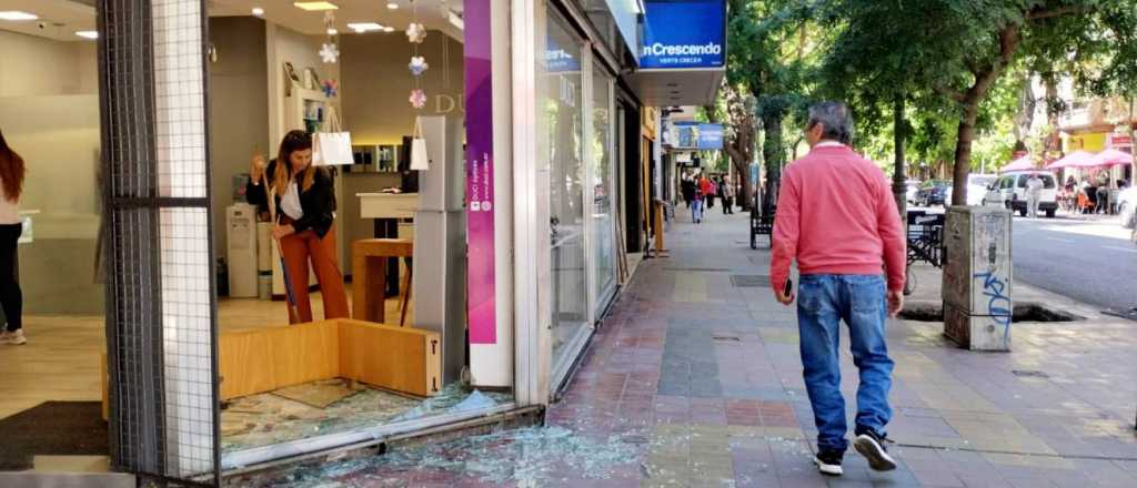 Un ladrón robó y atravesó el vidrio de un local del centro con su cuerpo