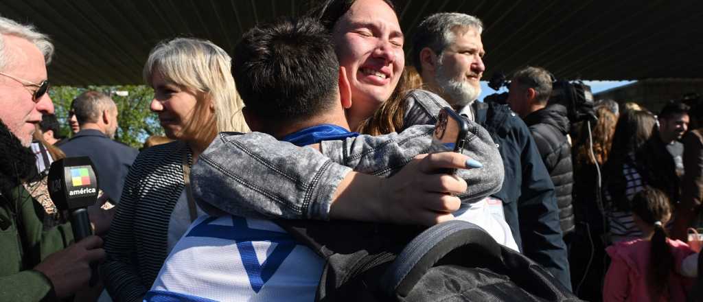 Emoción en la llegada de los argentinos repatriados por la guerra