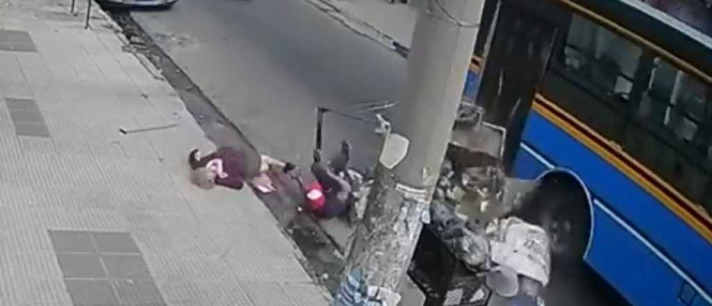 Video: una mujer de 84 años y un cartonero fueron atropellados por un micro