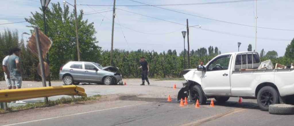 Fuerte choque de frente entre una camioneta y un auto en Tunuyán