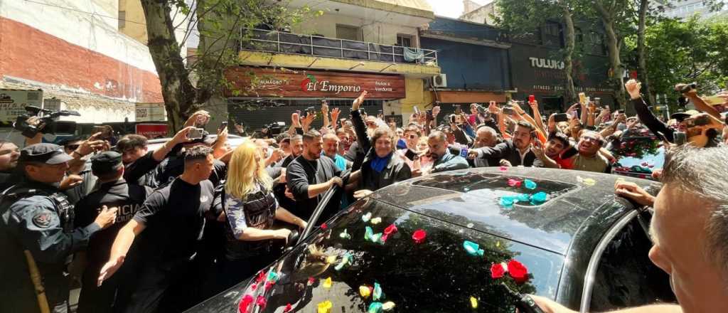 Caos en el voto de Javier Milei: una multitud lo recibió