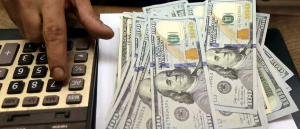 El dólar blue bajó y cotiza a $1.050 este martes