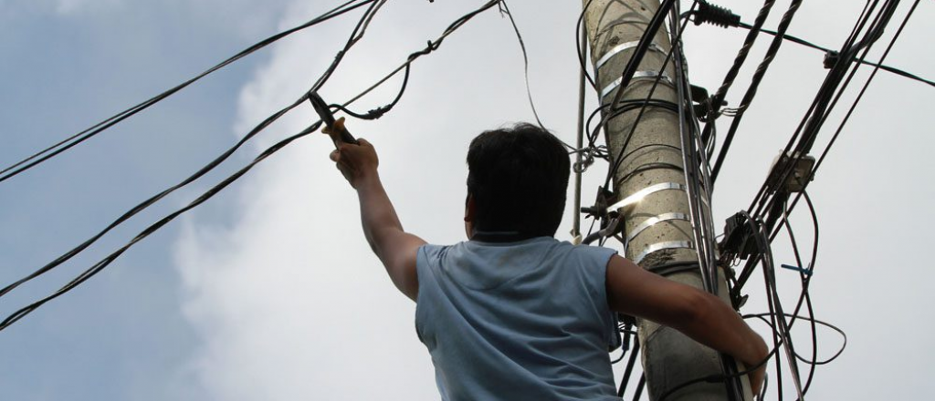 Detuvieron a dos ladrones de cables en la Cuarta Sección