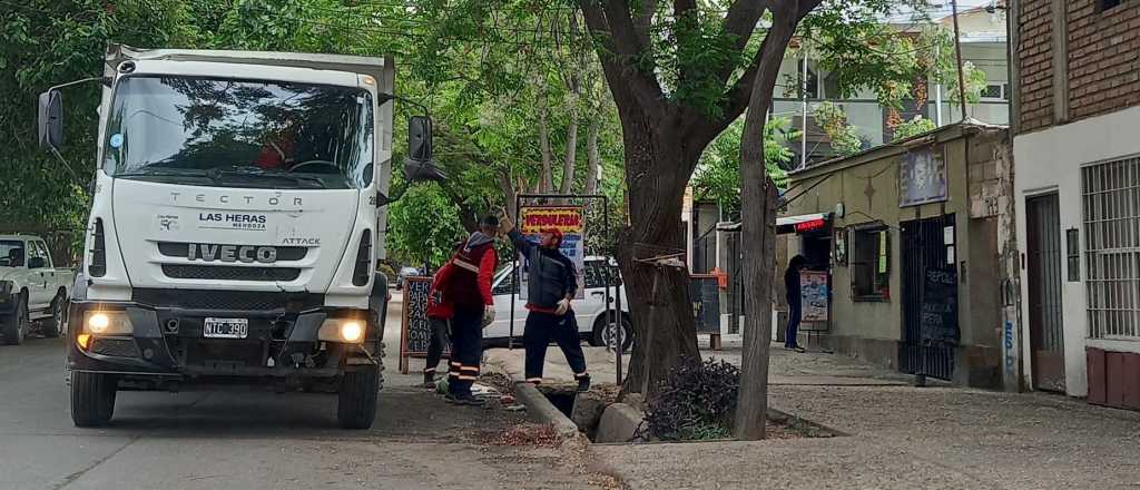 Empleados municipales comenzaron a levantar la basura en Las Heras