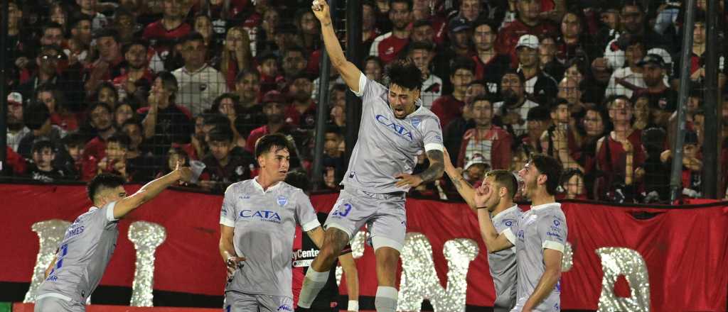 Godoy Cruz pisó fuerte en Rosario, venció a Newell's y es puntero