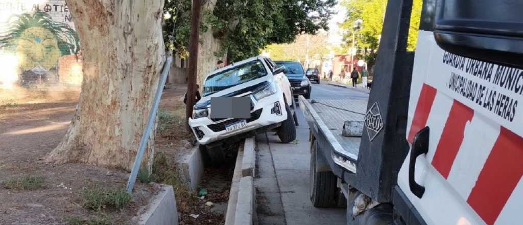 Manejaba totalmente ebrio y terminó en una acequia en Las Heras