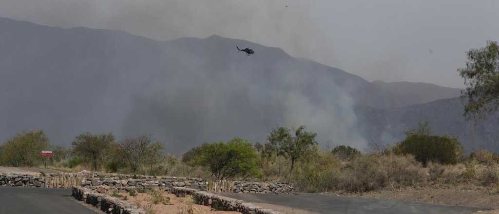 Cinco helicópteros trabajaron para combatir los incendios en el Piedemonte