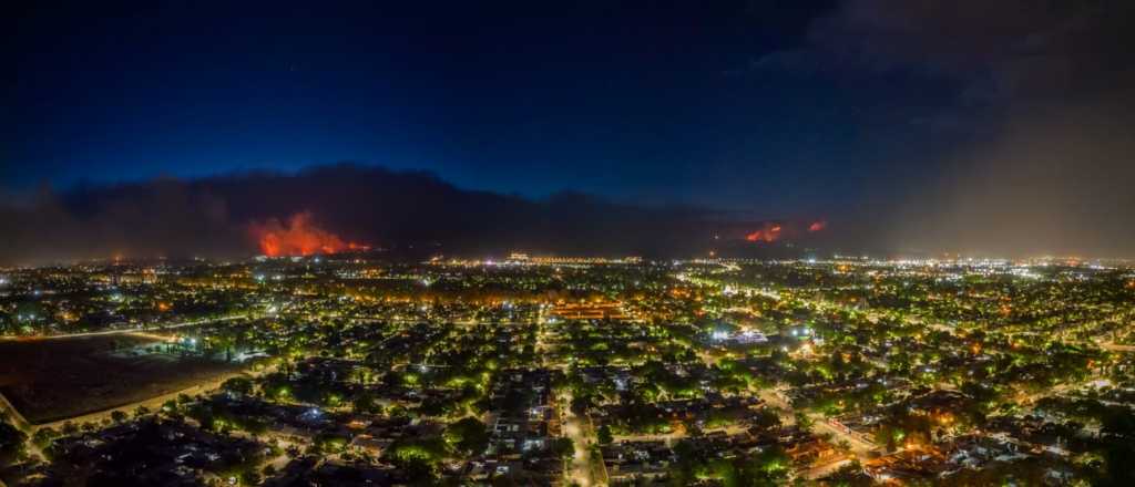 Lucha sin cuartel contra los incendios en El Challao y Luján que siguen activos