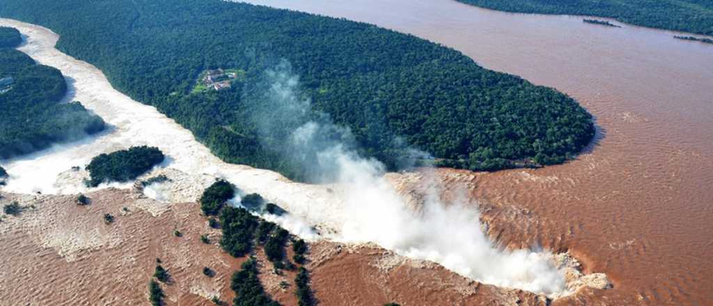 Sigue cerrado el acceso a las Cataratas por la crecida del Río Iguazú