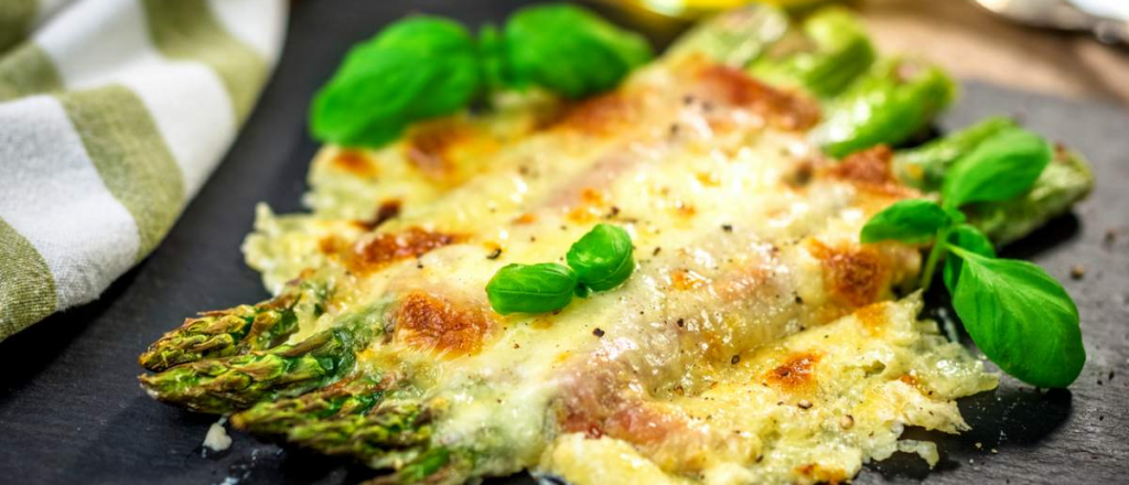 Espárragos gratinados con mozzarella: sabor y nutrición en un plato