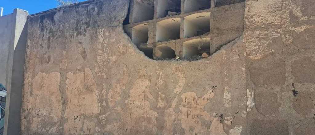 Video: cayó una pared del cementerio de Capital y quedaron ataúdes a la vista