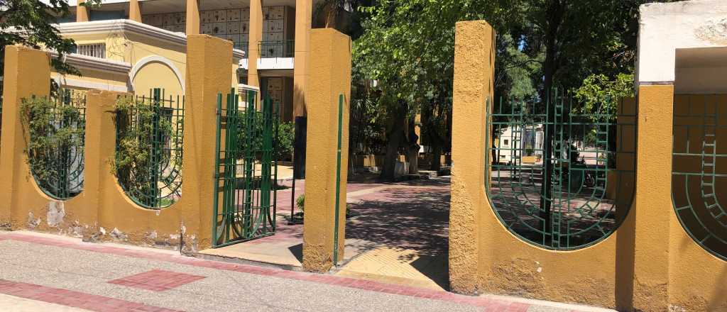 Detuvieron a un hombre robando placas de bronce del Cementerio de Ciudad