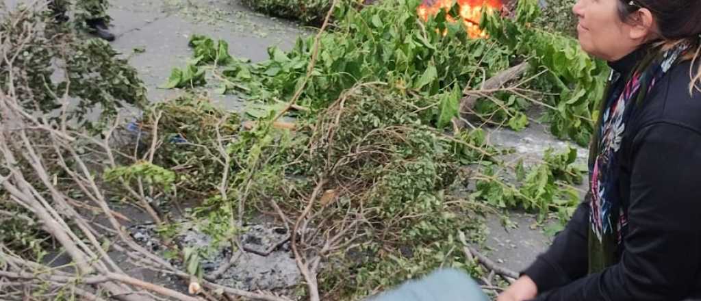 Vecinos de Las Heras cortan la calle en reclamo de corte de luz por el Zonda