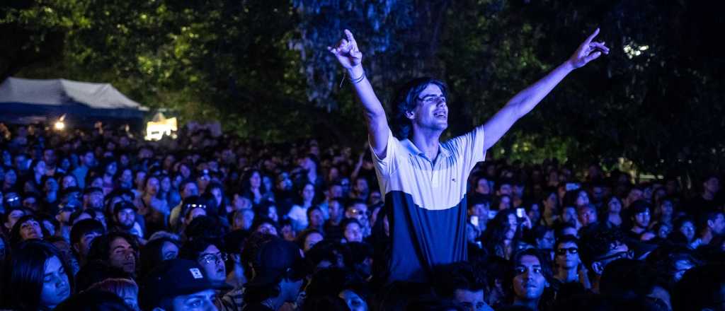 "Tengo que volverte a ver" hizo estallar el teatro Gabriela Mistral 