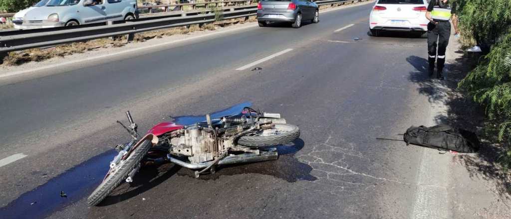 Caos vehicular en el Acceso Este por un choque entre un auto y una moto