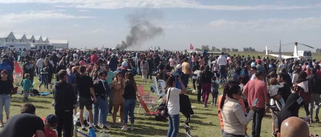 Video: un avión cayó en un festival aéreo y murieron el piloto y copiloto