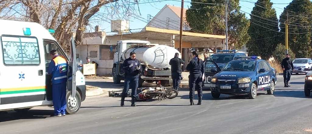 Por esquivar un perro, una sanrafaelina cayó de la moto y se quebró el brazo