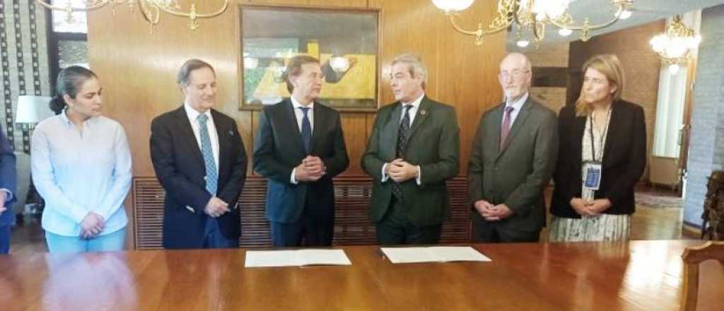 Mendoza quiere tender un puente con California