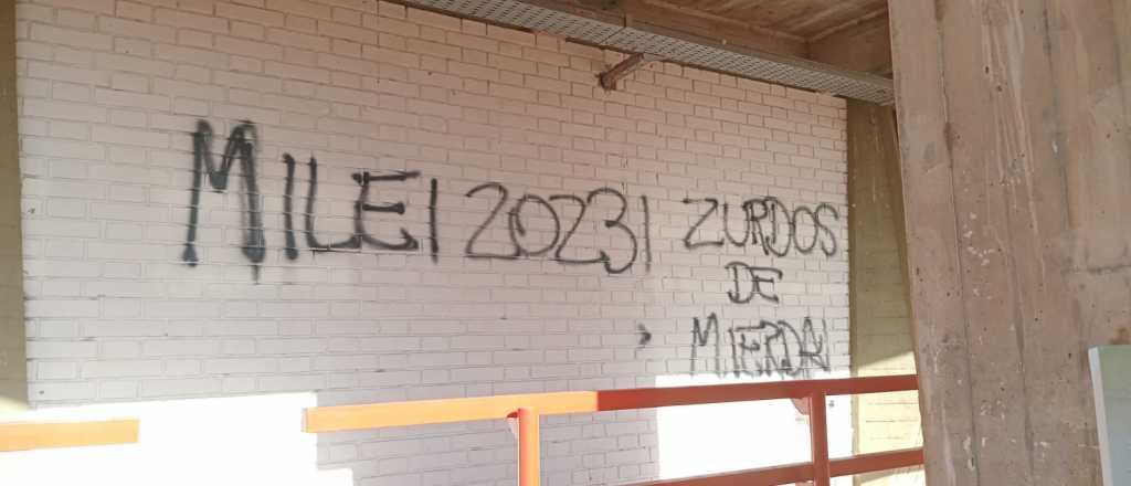 Vandalizaron la Facultad de Ciencias Políticas de la UNCuyo: "Zurdos de mierda"