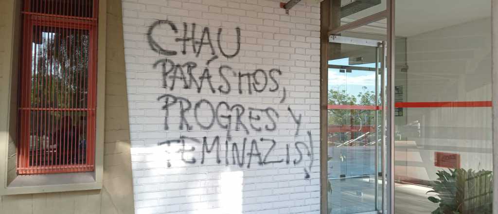 Acusan al peronismo por las pintadas en la UNCuyo