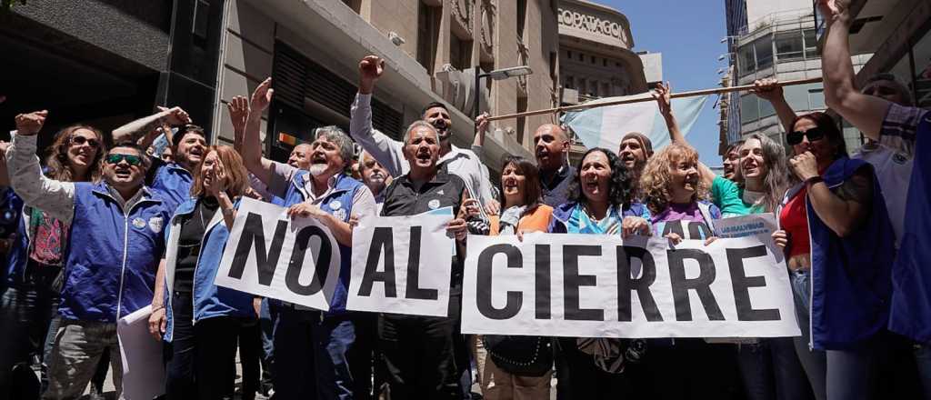 Empleados "abrazaron" el Banco Central en contra de Javier Milei