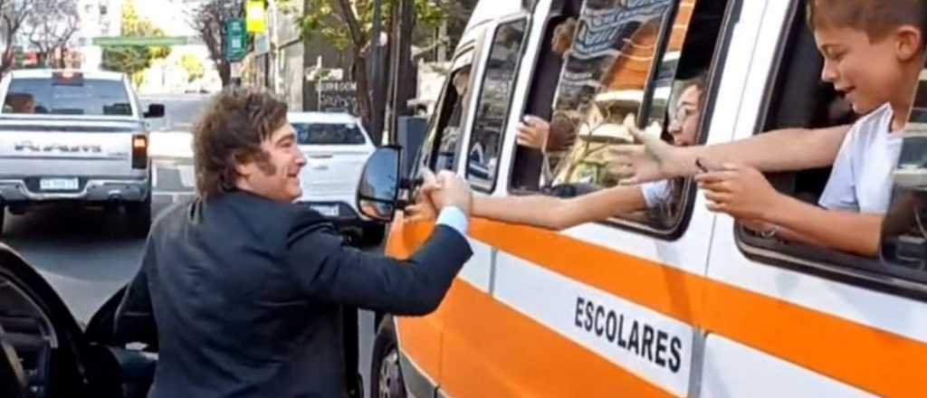 Video: el gesto de Milei con los niños de un micro escolar