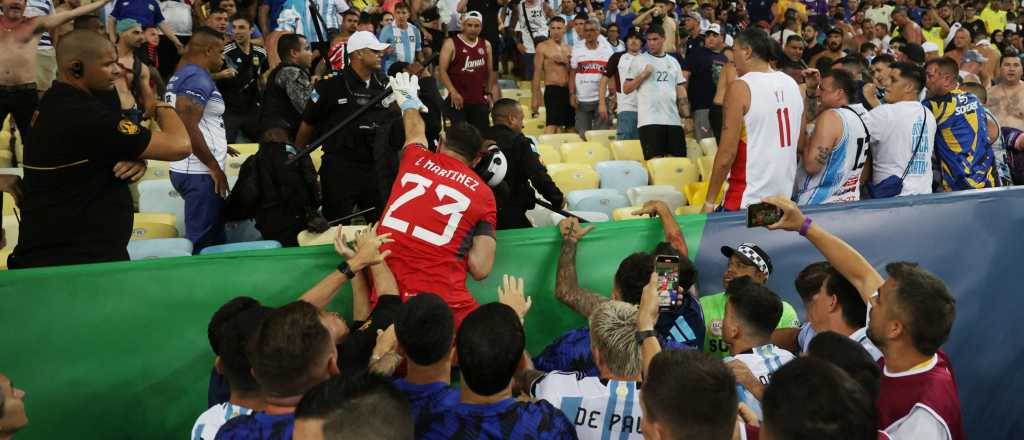 Video: así defendió el Dibu Martínez a los hinchas del ataque policial