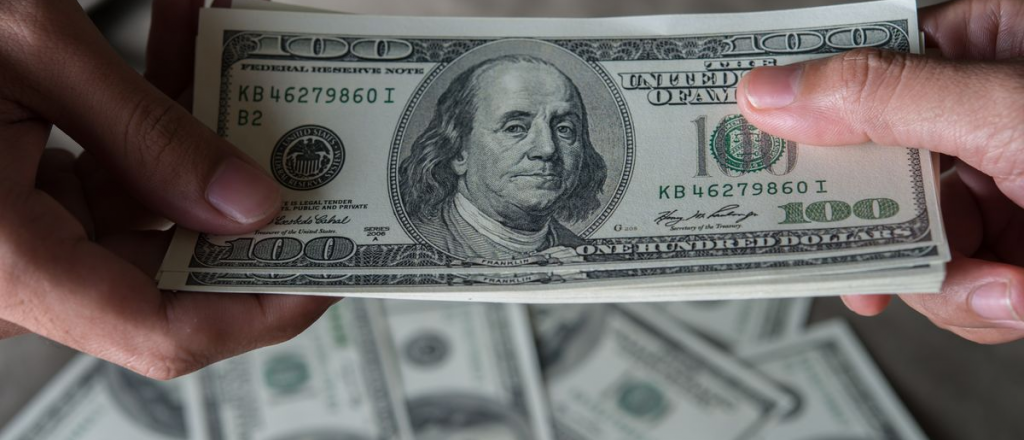 El dólar blue cerró en baja y se vendió a $1.045