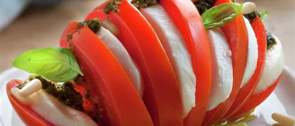 Tomates acordeón: Seguí el paso a paso para una ensalada espectacular