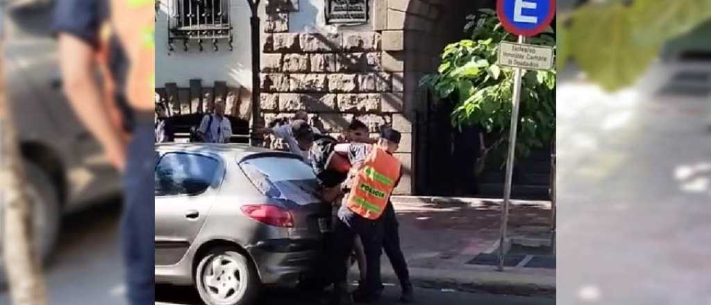 Video: golpeó a un policía y fue detenido frente a la Plaza Independencia