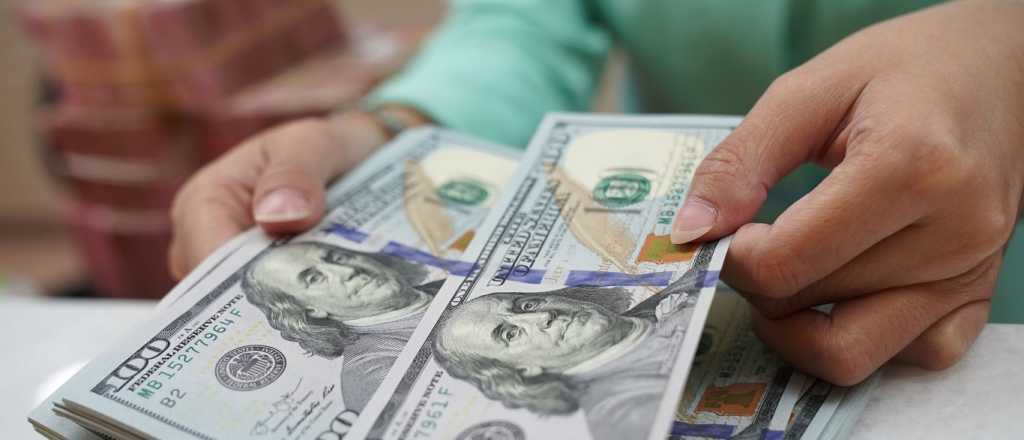 El dólar blue volvió a bajar y cerró a $990