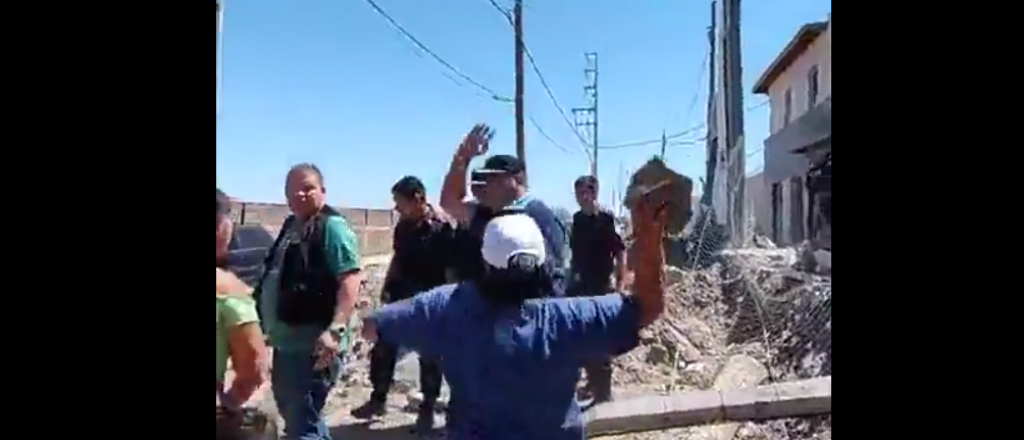 Video: mujeres con niños intentaron usurpar casas y apedrearon a la policía 