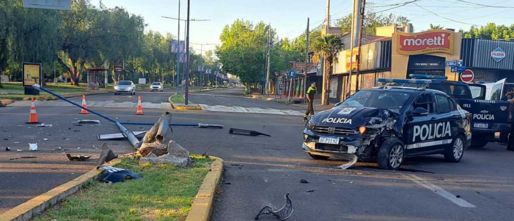 Un móvil policial chocó contra un poste de luz en la Panamericana